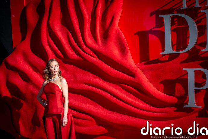 Emily Blunt paraliza Londres con un sofisticado 'dos piezas' rojo de efecto escultórico