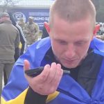 Emocionante regreso a casa de prisioneros de guerra ucranianos tras un intercambio con Rusia