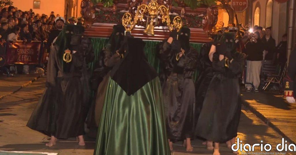 Emotiva procesión de la Virgen de la Esperanza en Ferrol, portada sólo por mujeres