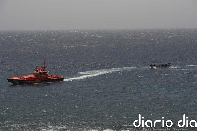 Escoltan un cayuco al puerto de La Restinga (El Hierro) tras ser interceptado a 15 kilómetros de la costa