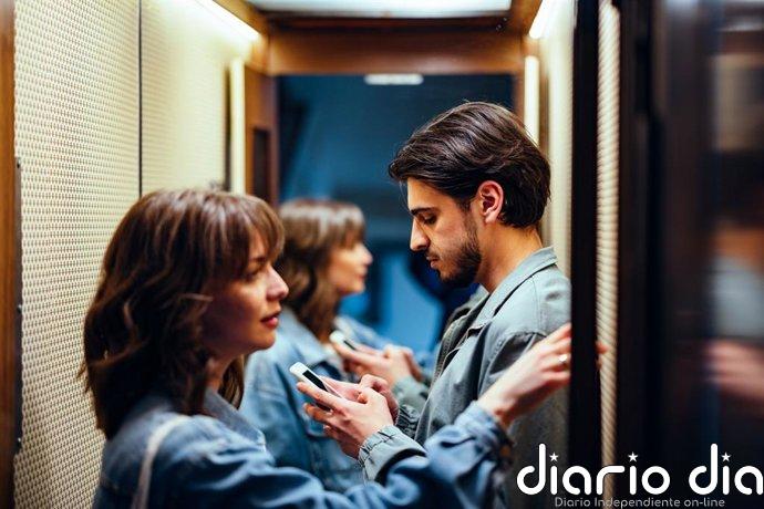 ¿Esquivas al vecino en el ascensor? La ciencia explica por qué las charlas 'aburridas' te hacen sentir mejor