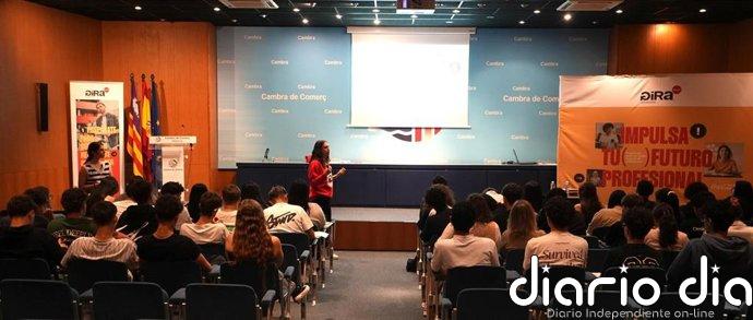 Estudiantes de FP participan en una jornada de la Gira Jóvenes Talks de Coca-Cola sobre la IA en procesos de selección