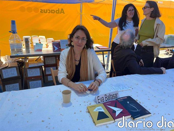 Eva Baltasar celebra en las firmas de Sant Jordi que muchos lectores ya han leído 'Peixos'