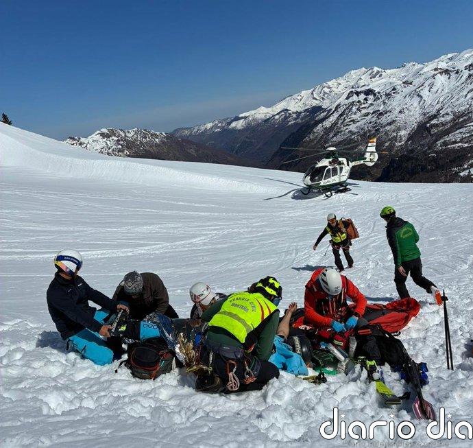 Evacuado un esquiador con una luxación de cadera tras una caída fuera de pistas en Candanchú (Huesca)