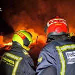 Extinguido el incendio en un desguace de Onda y sigue activo el de la planta de reciclaje
