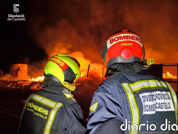 Extinguido el incendio en un desguace de Onda y sigue activo el de la planta de reciclaje