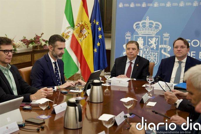 Fernández-Pacheco subraya la importancia de los controles fronterizos para evitar competencia desleal