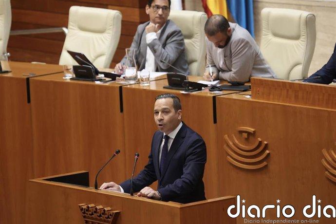 Fernández (Vox) defiende que la prioridad nacional "no es racismo" y "no es ilegal", sino que "es realismo"