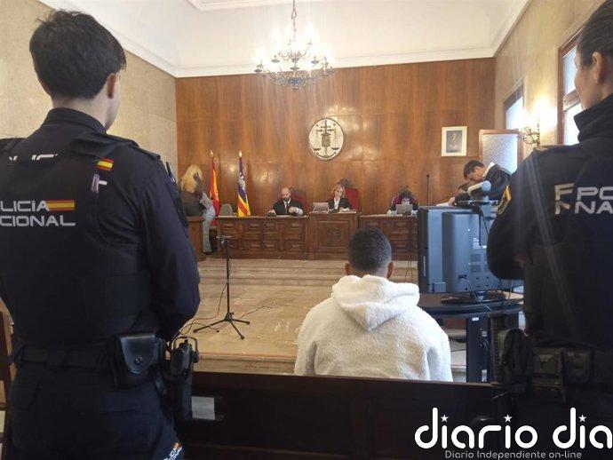 Fiscalía mantiene acusación de violación contra un hombre a pesar de que la víctima ha retirado esta inculpación