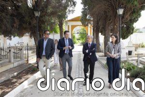Fuentes visita las obras de recuperación de la parte afectada por las lluvias en el cementerio de Priego de Córdoba
