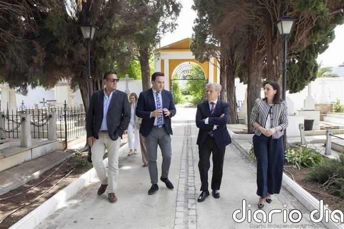 Fuentes visita las obras de recuperación de la parte afectada por las lluvias en el cementerio de Priego de Córdoba