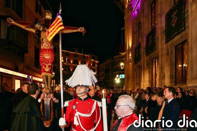 Galmés participa en la ofrenda floral al Crist de la Sang durante la procesión de Jueves Santo