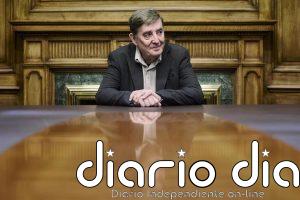 García Montero regresa a la novela en 'La mejor edad': "El machismo intenta que me avergüence ser viudo de Almudena"
