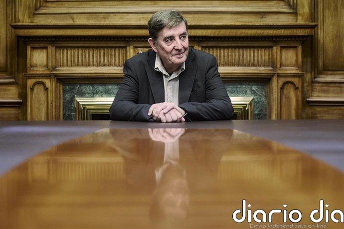 García Montero regresa a la novela en 'La mejor edad': "El machismo intenta que me avergüence ser viudo de Almudena"