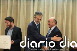 Guindos ve a De Cos un "magnífico" candidato al BCE, pero recuerda que no eligen economistas, sino políticos