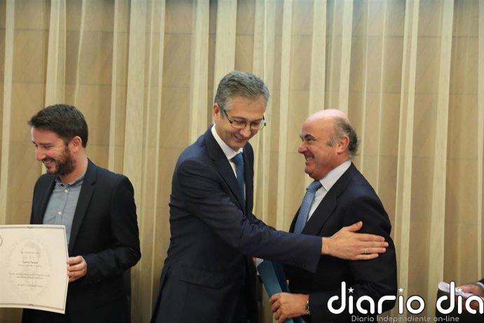 Guindos ve a De Cos un "magnífico" candidato al BCE, pero recuerda que no eligen economistas, sino políticos