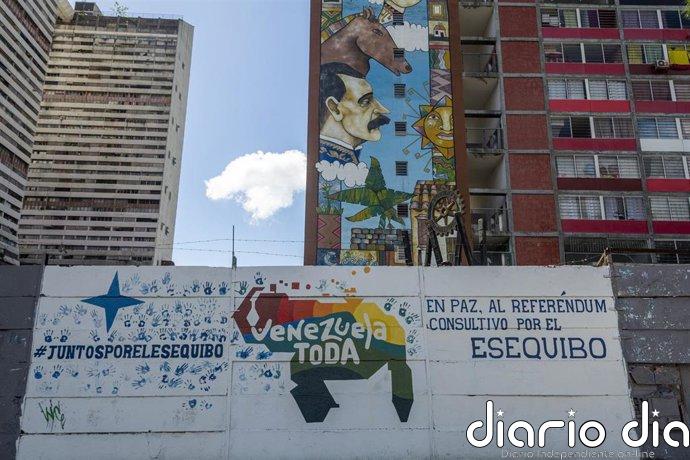Guyana afea un broche de Delcy Rodríguez que incluye al Esequibo en el mapa de Venezuela