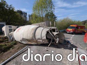 Herido el conductor de una hormigonera tras volcar en el puerto del Escudo