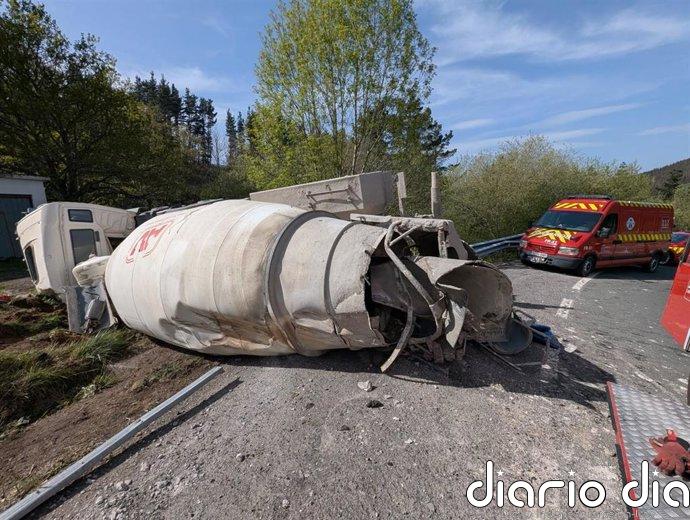 Herido el conductor de una hormigonera tras volcar en el puerto del Escudo