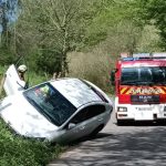Ilesos los dos ocupantes de un turismo que volcó en Rasines