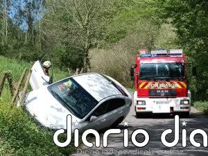 Ilesos los dos ocupantes de un turismo que volcó en Rasines