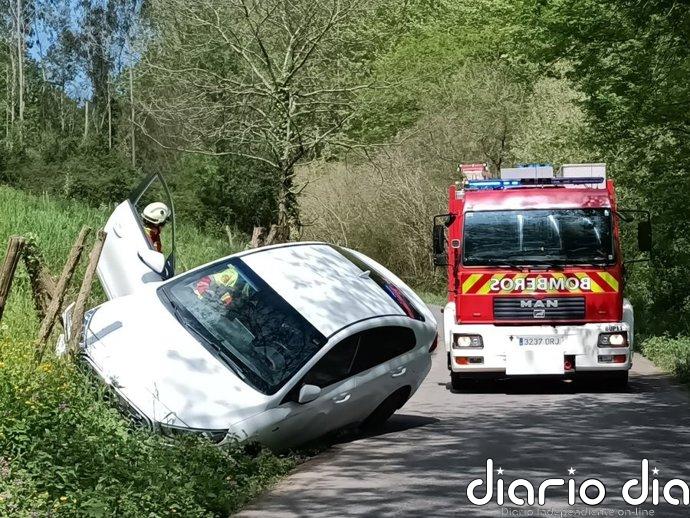 Ilesos los dos ocupantes de un turismo que volcó en Rasines