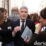 Interior defiende que "no aparta" a la Policía y que "nadie con antecedentes penales será regularizado"