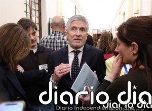 Interior defiende que "no aparta" a la Policía y que "nadie con antecedentes penales será regularizado"