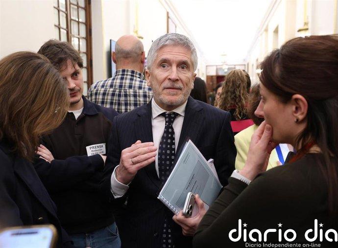 Interior defiende que "no aparta" a la Policía y que "nadie con antecedentes penales será regularizado"