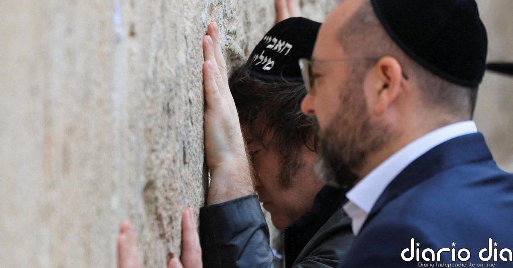 Javier Milei reza en el Muro de las Lamentaciones
