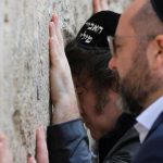 Javier Milei reza en el Muro de las Lamentaciones