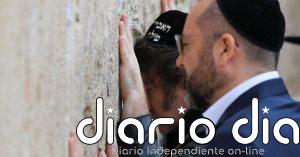 Javier Milei reza en el Muro de las Lamentaciones