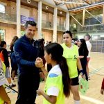 Jóvenes del programa 'Fútbol Más' en Madrid comparten sesión con un equipo de figuras de Laureus