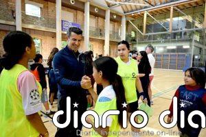 Jóvenes del programa 'Fútbol Más' en Madrid comparten sesión con un equipo de figuras de Laureus