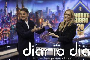 Kira Miró rompe la sobriedad de su look al más puro estilo 'catwoman' con estas botas altas que alargan la silueta