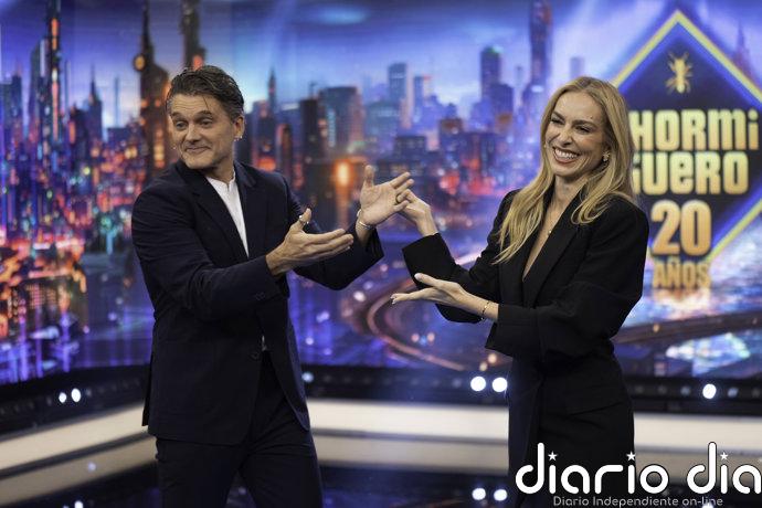 Kira Miró rompe la sobriedad de su look al más puro estilo 'catwoman' con estas botas altas que alargan la silueta