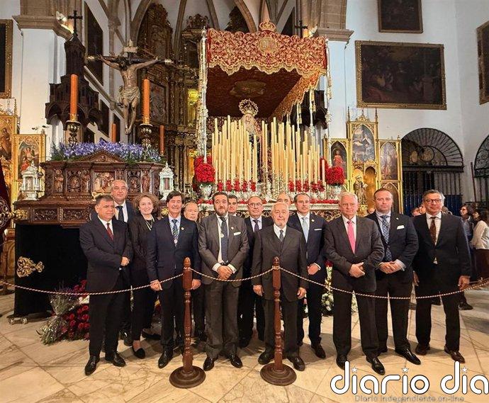 La CES realiza su tradicional ofrenda floral al Cristo de Burgos en Sevilla, patrón de la entidad