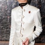 La chaqueta de Josie que reinterpreta la sastrería masculina es una oda a la elegancia nocturna