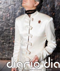 La chaqueta de Josie que reinterpreta la sastrería masculina es una oda a la elegancia nocturna