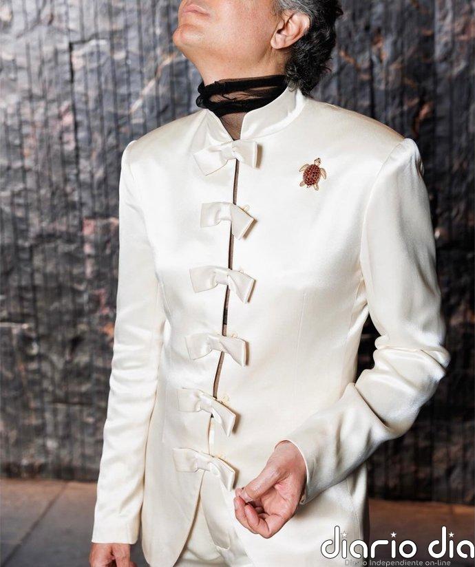 La chaqueta de Josie que reinterpreta la sastrería masculina es una oda a la elegancia nocturna