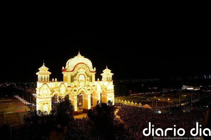 La ciudad efímera de la Feria de Sevilla se prepara tras el 'alumbrao' para recibir a miles de visitantes