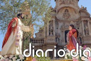 La cofradía del Resucitado pone fin a la Semana Santa de Murcia este Domingo de Resurrección