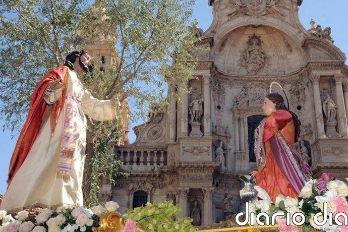 La cofradía del Resucitado pone fin a la Semana Santa de Murcia este Domingo de Resurrección