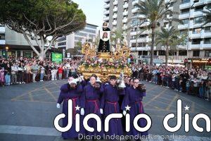 La Corporación municipal almeriense procesiona junto a la Hermandad del Santo Sepulcro en este Viernes Santo