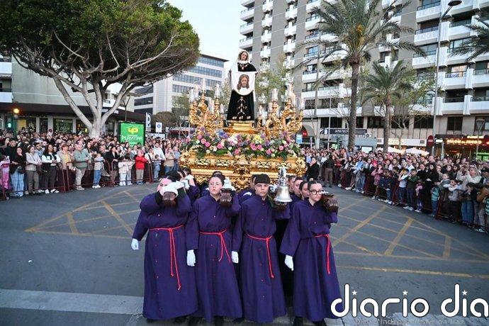 La Corporación municipal almeriense procesiona junto a la Hermandad del Santo Sepulcro en este Viernes Santo