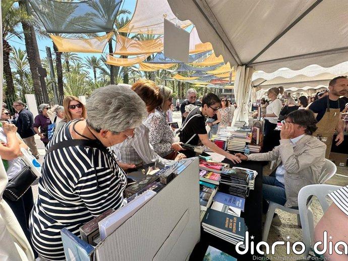 La Feria del Libro de Elche supera los 30.000 asistentes y los 10.000 ejemplares vendidos