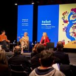 La Feria del Libro de Madrid presenta el cartel de su 85 edición, una escena coral que celebra el humor y la lectura