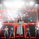 La gabardina vaquera de Laura Pausini confirma lo que ya intuíamos: esta primavera, el denim sube de nivel