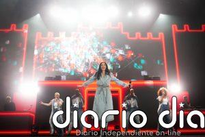 La gabardina vaquera de Laura Pausini confirma lo que ya intuíamos: esta primavera, el denim sube de nivel