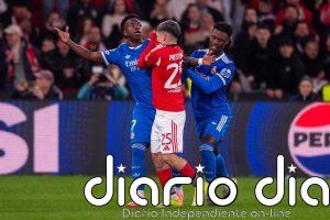 La IFAB aprueba sancionar con tarjeta roja a los jugadores que se tapen la boca